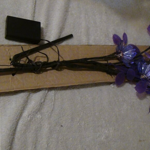 River of Goods Purple Daffodils LED Branch Transparent Pedal Plastic Leaves 24" - Picture 9 of 16
